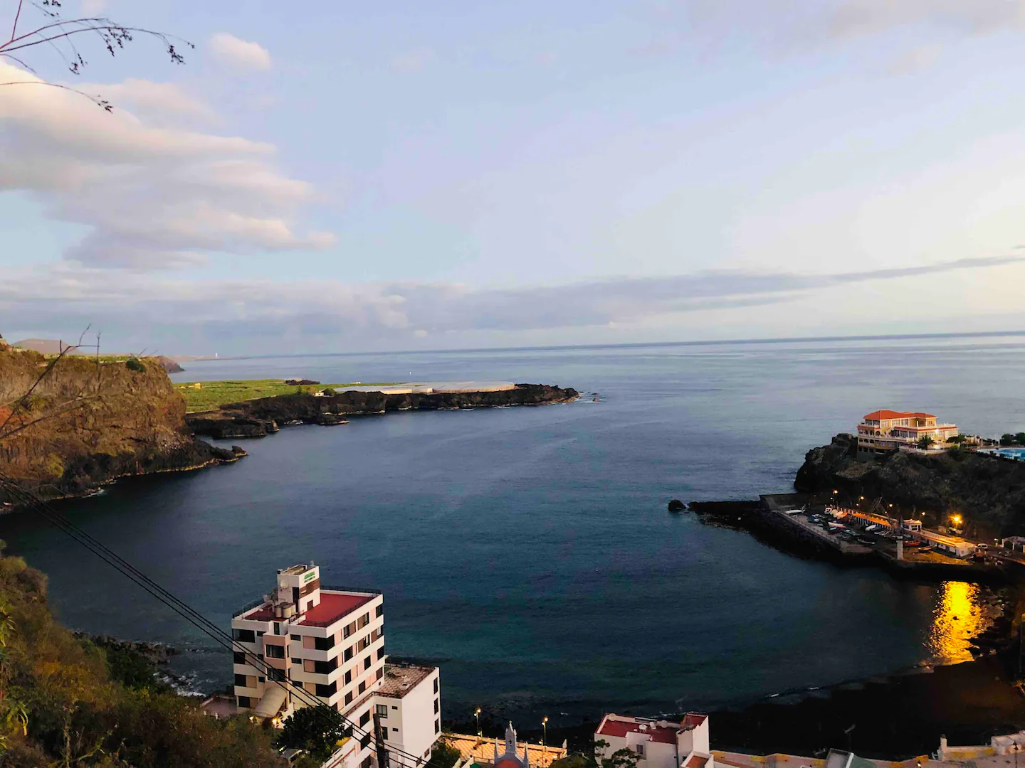 Atardecer sobre la bahía de Garachico, visto desde la azotea de la casa