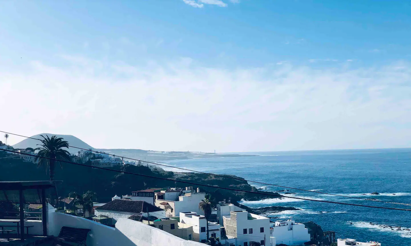La costa norte de Tenerife desde la azotea, con el pueblo y el Atlántico