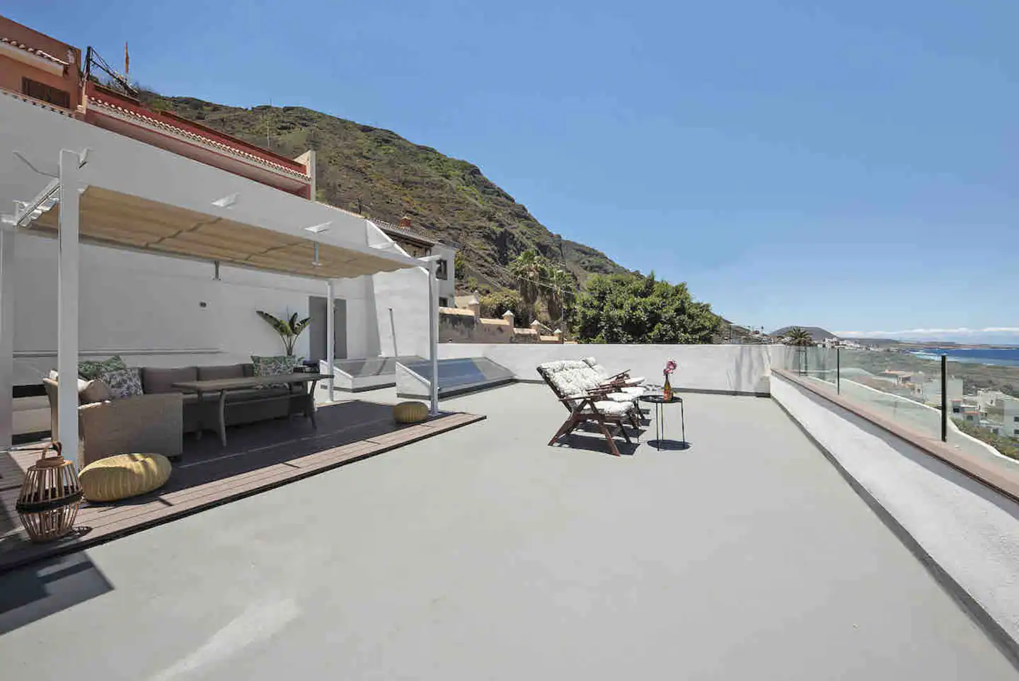 Azotea de 110 m² con pérgola, hamacas y vistas a la montaña y a la costa norte de Tenerife